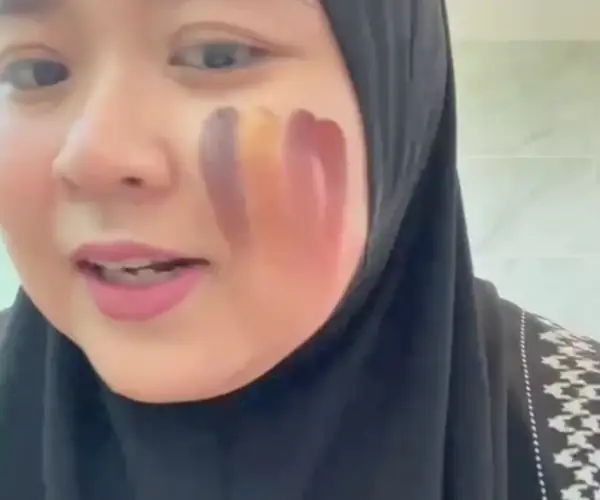 Demo solekan di pipi ditanggalkan dengan puff yang dibasahkan air