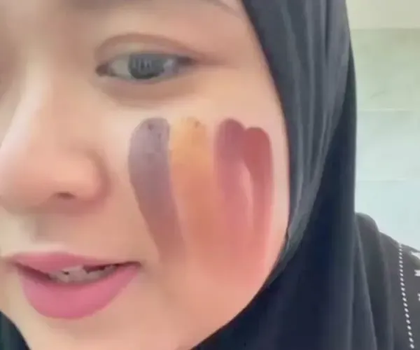 Pipi dengan tiga calitan solekan